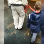 Zgrozio građane: Dijete svezao povocem za pse i šetao kroz grad