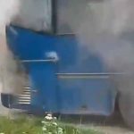 BUKTINJA NA ULICI Kod Teslića IZGORIO autobus koji je prevozio učenike do škole (VIDEO)