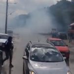 JEZIVE SCENE Šok-bombe, pucnji i prevrnuti automobili, ovako su specijalci razbijali barikade u Zubinom Potoku (FOTO, VIDEO)