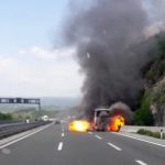 Zapalio se školski autobus na auto-putu kod Rijeke, požar se širi na šumu (VIDEO)