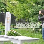 PRVI KONCERT BEZ NJE Čola posjetio Majdin grob u Banjaluci i pokazao kakva je VELIČINA (FOTO)