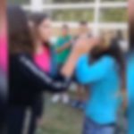 Užasni snimak tuče u školskom dvorištu u Barajevu: Djevojčice šamaraju vršnjakinju, psuju i smiju se
