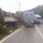 HAOS NA PUTU Direktan sudar dva kamiona, jedan vozač teže povrijeđen