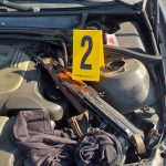 Državljanka BiH sakrila automatsku pušku ispod haube (FOTO)