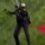 Vojna parada u Španiji: Umjesto da kralju preda zastavu, padobranac se zakucao u banderu (VIDEO)