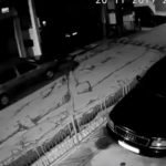 JEZIV SNIMAK NESREĆE Automobil sa prikolicom pokosio djevojku, ostala da leži na ulici (VIDEO)