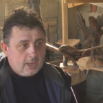 Mladen Stakić ima neobičan hobi - motornom pilom pravi skulpture od drveta (VIDEO)