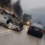 NESREĆA KOD SARAJEVA Automobil se prevrnuo na krov (VIDEO)