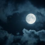 Večeras nas čeka duplo pomračenje Mjeseca: Narodna vjerovanja na ovaj dan opominju