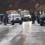 Tri osobe povrijeđene u sudaru dva automobila