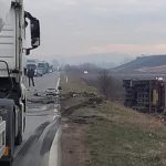 Kamion se prevrnuo nakon sudara s autom, povrijeđena žena