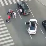 OKRŠAJ NASRED ULICE Izašli iz automobila i potukli se (VIDEO)