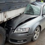 Audijem podletjela pod kamion zaustavljen pored ceste