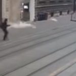 Sve snimljeno: Čovjek u Zagrebu za dlaku izbjegao smrt (VIDEO)