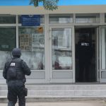 PRIJETIO DA ĆE IH UDAVITI U RIJECI Prijava protiv policajca zbog neprofesionalnog ponašanja