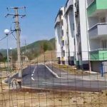 “KO JE DOŠAO NA OVAKO GENIJALNU IDEJU” Elektro stub usred kolovozne trake (VIDEO)