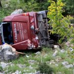 Sudar autobusa i automobila na putu Danilovgrad-Nikšić: Dvoje poginulo, 19 povrijeđeno (FOTO/VIDEO)