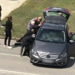 Deset ljudi dizalo auto da spase ženu nakon nesreće