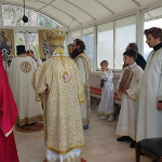 Stotine vernika na Ostrogu, mitropolit Amfilohije služi liturgiju /foto/