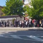 Građani u redu čekaju podjelu paketa (VIDEO)