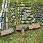 U plastičnom buretu pronađene bombe, trombloni i municija