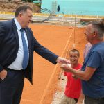 PRIPREME ZA NOLETOV DOLAZAK Dodik obišao teniske terene i ČASTIO RADNIKE (FOTO)