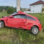 Opelom udario u banderu, gotovo prepolovio auto