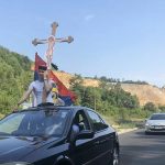 Litija stigla do crkve na Јabuci, podršku iz Crne Gore zaustavila policija (VIDEO)