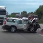 Smrskani automobili, staklo i krv nasred puta: Stravične scene sa mjesta teške nesreće (VIDEO)