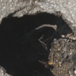 U ulici Duška Radetića propao asfalt i stvorila se rupa koja ne interesuje odgovorne u gradskoj upravi (VIDEO)