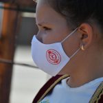 FOTO DANA - djevojčica sa maskom sa amblemom Srpske