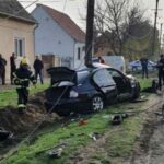 Teške scene na mjestu nesreće: BMW sletio s puta i udario u banderu, povrijeđene izvlače iz auta