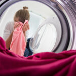 Posle svakog pranja u mašini odeća vam je sve bleđa: Da li je "pranje na ruke" rešenje?