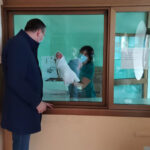 Gradonačelnik Pavlović darovao prvu bebu rođenu u 2021. godini (FOTO)