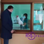 Gradonačelnik Pavlović darovao zlatnikom prvu bebu rođenu u 2021. godini (VIDEO)