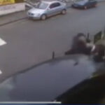 Objavljen uznemirujući snimak nesreće: Automobil u velikoj brzini pokosio ljude na trotoaru (VIDEO)