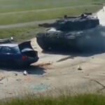 Šta se desi s autom kada na njega naleti tenk u punoj brzini (VIDEO)