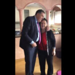 "Iako je ljudina, u njenom srcu još je dijete": Milorad Dodik zapjevao sa majkom (VIDEO)