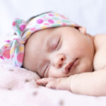 Ravna glava kod bebe: Kako da spriječim promjenu oblika bebine lobanje?