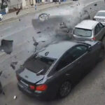 Audi u punoj brzini udario u vozila, prolaznik za dlaku izbjegao smrt