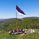 Nalazi se na 667 metara nadmorske visine: Kozarački kamen na Mrakovici uljepšan novom zastavom Srpske