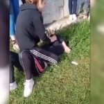 Učenica tukla i ponižavala vršnjakinju dok su druga djeca sve snimala (VIDEO)
