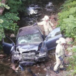 Teška saobraćajka u Kozarcu - Automobil sletio u rijeku, povrijeđene dvije osobe