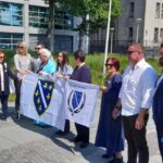 Hag: Predstavnici bošnjačkih udruženja stavili ratne zastave na ogradu (FOTO)