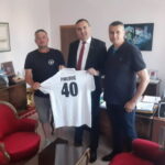POKLON ZA ROĐENDAN Navijači Partizana, popularni "grobari" poklonili dres kluba gradonačelniku Pavloviću