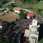 Ustoličenje vladike Metodija: Brojni vjernici ispred manastira Đurđevi Stupovi (VIDEO)