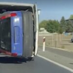 Na Balkanu sve je moguće: Ugurao automobil u kombi i vozi (VIDEO)
