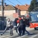 Valjaju se po asfaltu i žestoko udaraju: Grupa muškaraca se potukla na ulici, OVO JE RAZLOG (VIDEO)