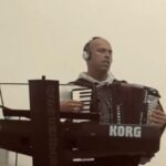 "Muzika prati raspoloženje" Milan Tegeltija zasvirao bluz na harmonici (VIDEO)