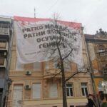 BESTIDNI SRBOMRZAC Čanak: srušen transparent „Mladić ratni zločinac“ u Novom Sadu